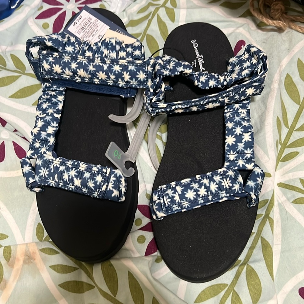 Universal Thread Sandal Size 10